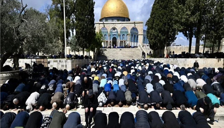 رغم القيود..آلاف الفلسطينيين يصلون صلاة الجمعة الثالثة من رمضان بالأقصى